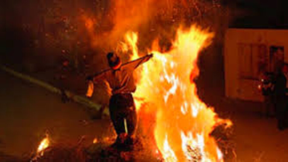 Πέτρες και ξύλα στην «φουνάρα» του Κατσαμπά – Ένταση λίγο πριν το «Χριστός Ανέστη»