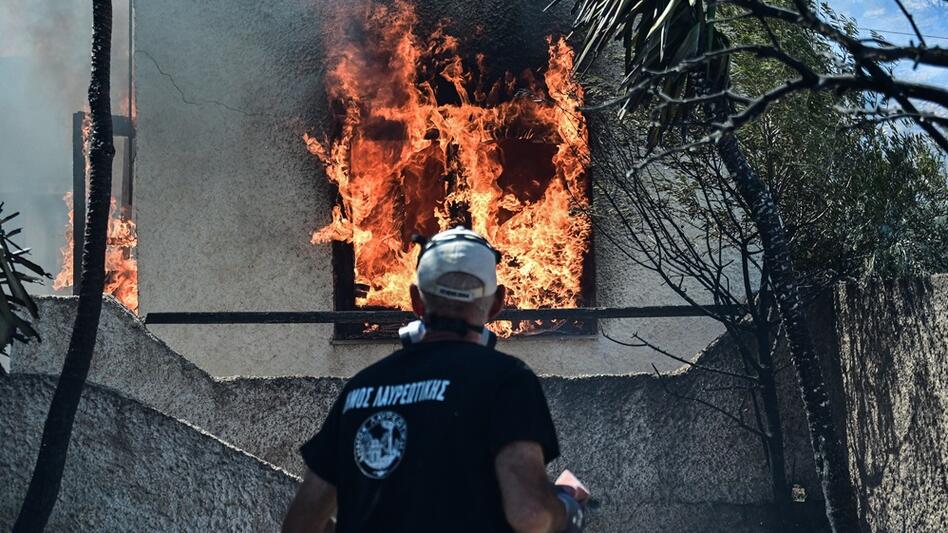 Φωτιά στην Κερατέα: Αναφορές για καμένα σπίτια – Εκκενώθηκαν 6 οικισμοί