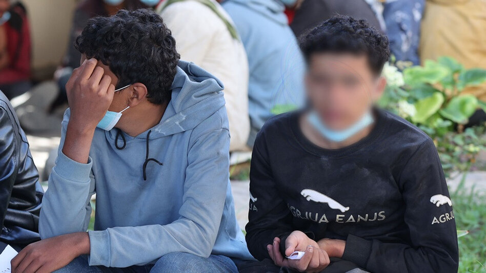 Μετανάστες στην Άρβη - Η βάρκα τους προσέκρουσε στα βράχια
