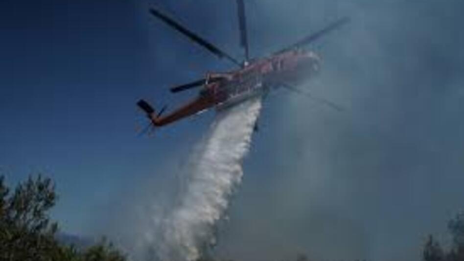 Μαίνεται η φωτιά στο Δίστομο – Και εναέρια μέσα στη μάχη