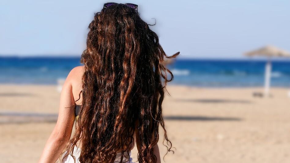 Τι ακριβώς κάνει το θαλασσινό νερό στα μαλλιά μας