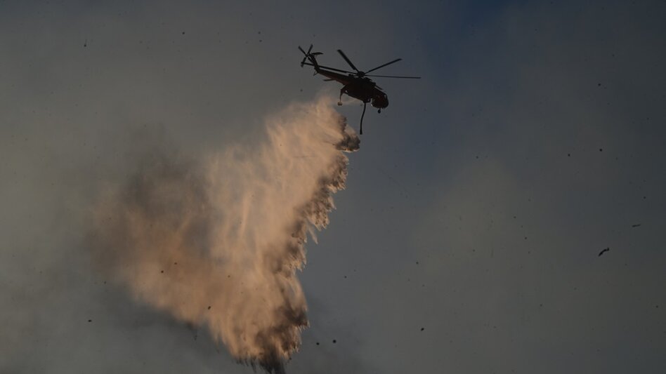 Πυρκαγιά σε δασική έκταση στην Ανδραβίδα – Σηκώθηκαν και εναέρια μέσα