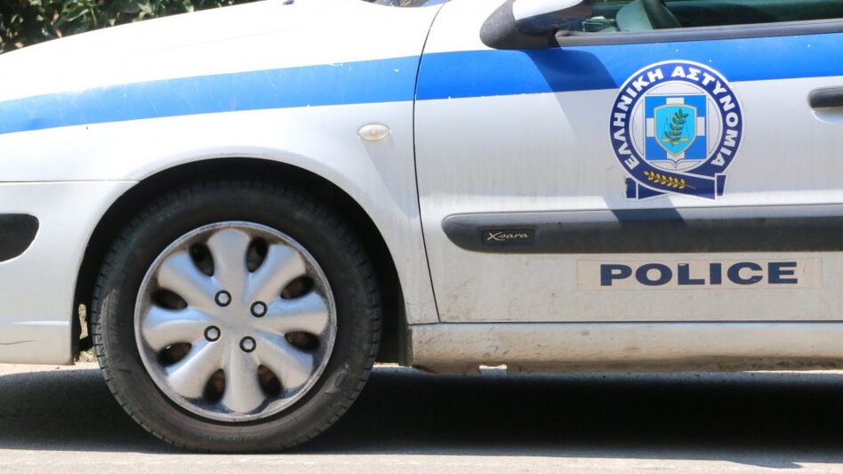 Νεαρός απείλησε με ψαλίδι ιδιοκτήτη καταστήματος επειδή χάλασε το κινητό του 