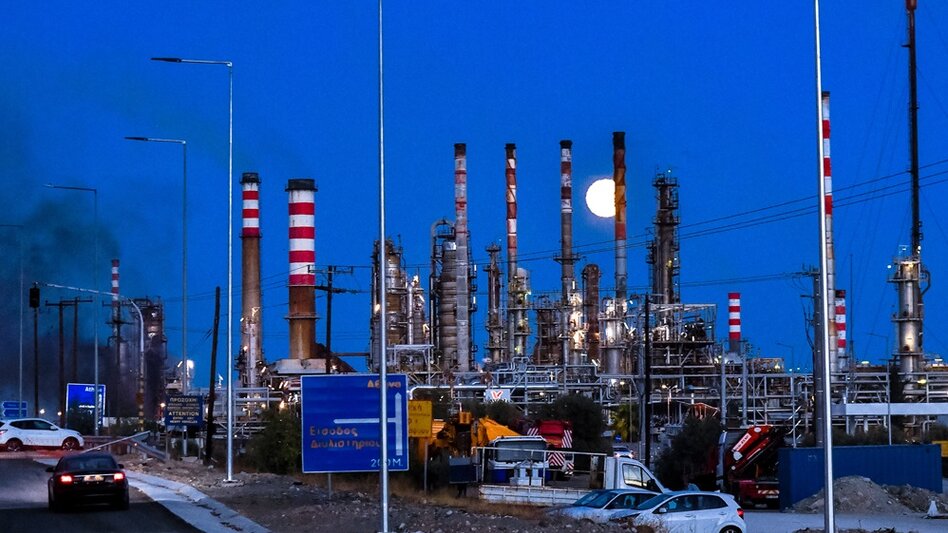 Σε ύφεση η φωτιά στη Motor Oil, αποδεσμεύoνται οι δυνάμεις της Πυροσβεστικής