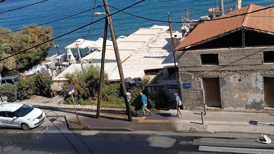 Απελπιστική η κατάσταση από τα λύματα στο δρόμο 