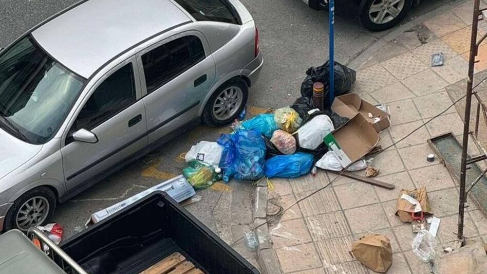 Και σκουπίδια και στάθμευση πάνω στη ράμπα!