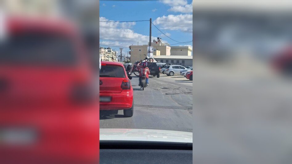Πήρε το ποδήλατο στην πλάτη, ανέβηκε στο μηχανάκι ... κι ό,τι γίνει!