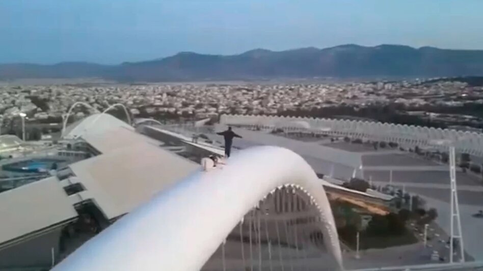 Ομάδα νεαρών ανέβηκε στο στέγαστρο Καλατράβα και κοιμήθηκε μέσα στο ΟΑΚΑ