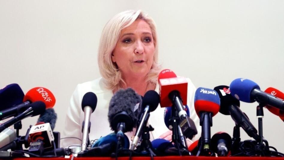 Λεπέν: Απειλεί να ανατρέψει την κυβέρνηση επικαλούμενη ανησυχίες για το κόστος ζωής