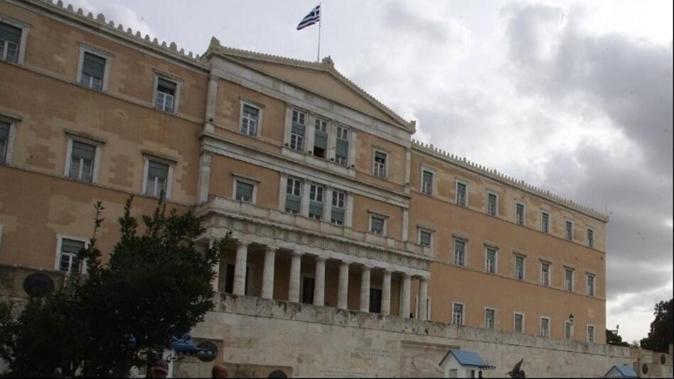 Απομακρύνθηκε από τη Βουλή ο αστυνομικός που συνελήφθη για ενδοοικογενειακή βία - Καθαρός ο φάκελός του