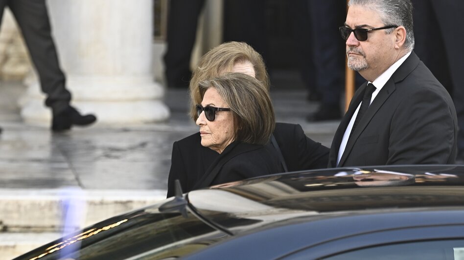 Η σύζυγος του Κώστα Σημίτη αποποιείται τη σύνταξη και τα προνόμιά του