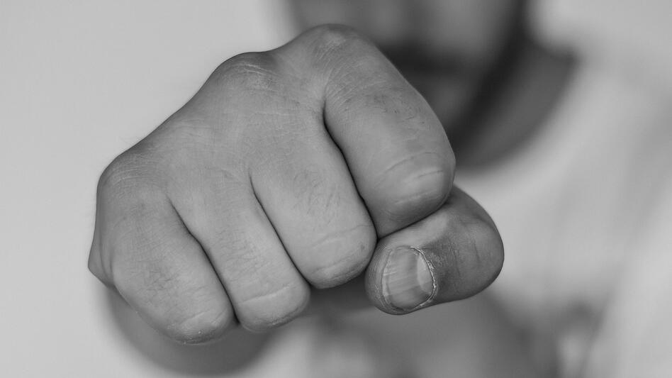 Βόλος: Έδερνε αλύπητα την θεία του και οι μάρτυρες τραβούσαν βίντεο!