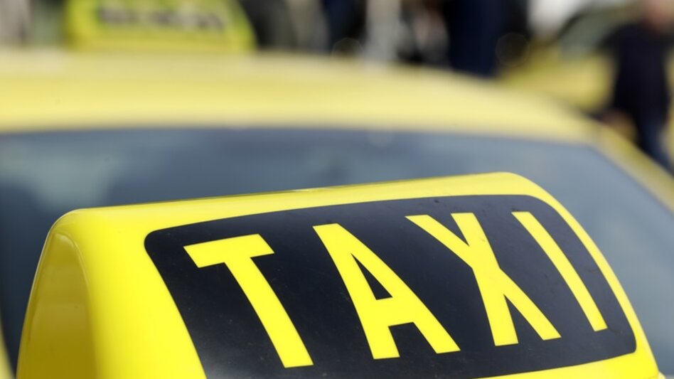 Γάλλοι κατήγγειλαν επίθεση από ταξιτζή στον Πειραιά - Τους πήρε 800 ευρώ και εξαφανίστηκε