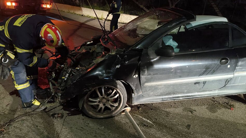 Σμπαράλια το αυτοκίνητο μετά το τροχαίο - Γλίτωσε τα χειρότερα ο οδηγός