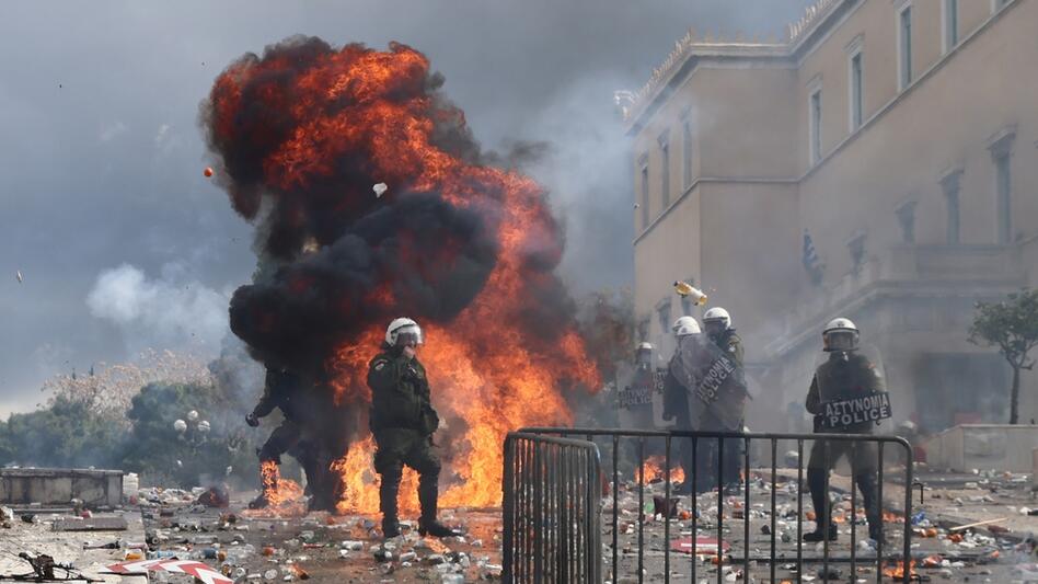 Επεισόδια στο Σύνταγμα: Πολλοί οι τραυματίες - Σαράντα μία συλλήψεις