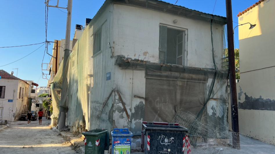"Ασφυκτιούν οι κάτοικοι της Αγίας Τριάδας"