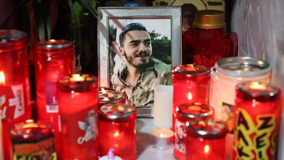 Δεκαεννέα κεριά στη μνήμη του Άλκη Καμπανού, τρία χρόνια μετά τη δολοφονία του 