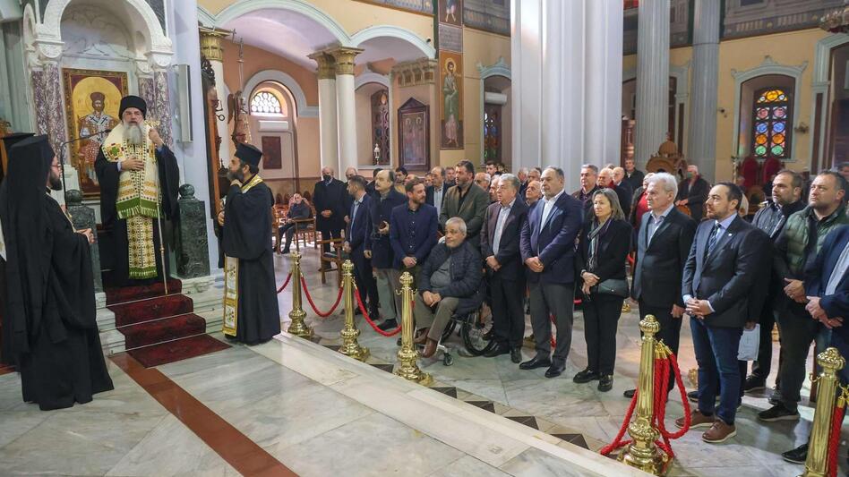 Το μνημόσυνο Σημίτη και οι τρανταχτές απουσίες των δημάρχων