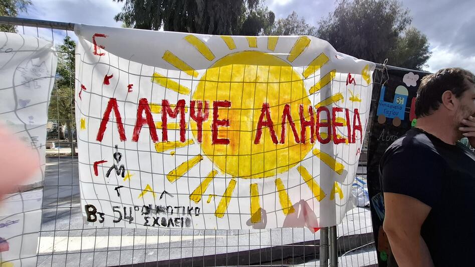 Τα παιδικά χεράκια ζωγραφίζουν για τα Τέμπη