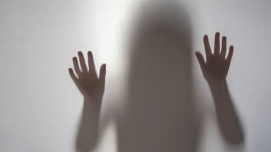 Τη χτύπησε με σφυράκι, τής έκανε αμυχές με μαχαίρι!