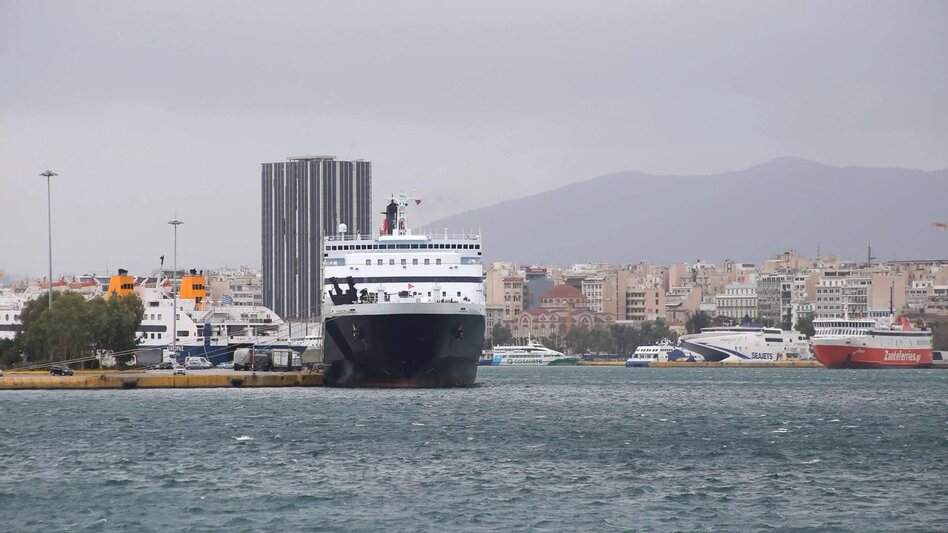 Ακυβέρνητο κρουαζιερόπλοιο στον Πειραιά 