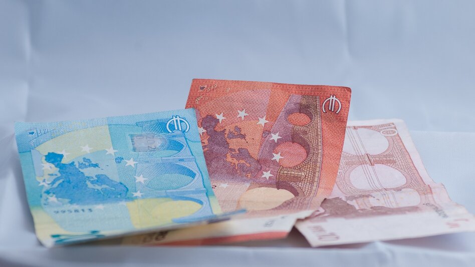 Κατώτατος μισθός: Αντίστροφη μέτρηση για την αύξηση – Ποια επιδόματα και πόσο θα αναπροσαρμοστούν προς τα πάνω