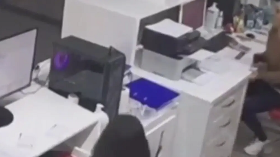Σεισμός στη Σαντορίνη: Βίντεο με γυναίκες που προσπαθούν να προστατευτούν από τον σεισμό