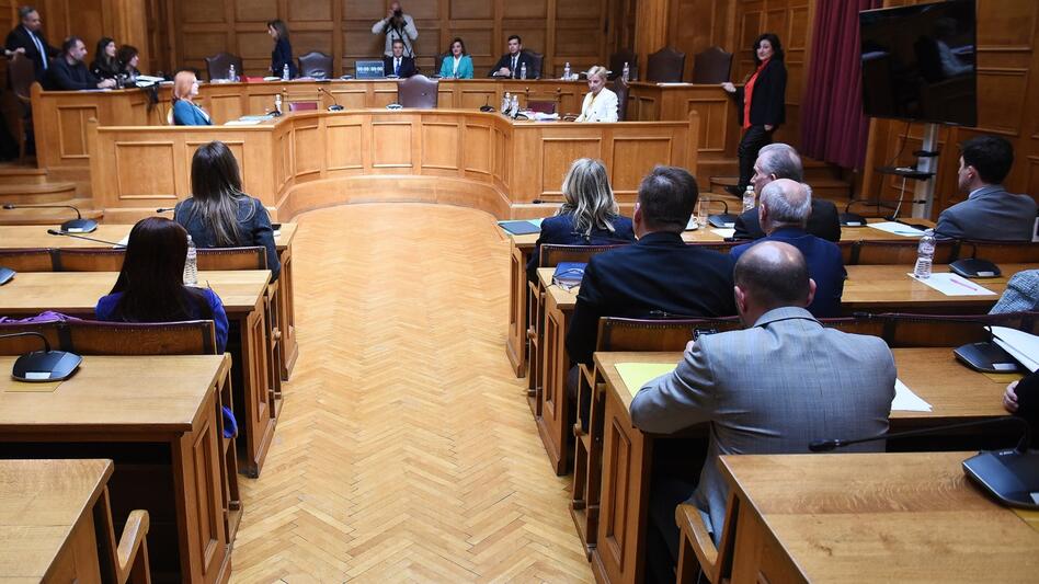 Προκαταρκτική Επιτροπή: Σε εξέλιξη η συνεδρίαση- Εξώδικο από συγγενείς θυμάτων