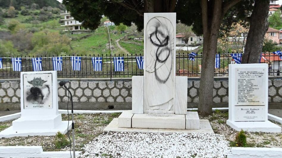 Βανδάλισαν το Μνημείο Ηρώων στο Δομοκό λίγο πριν την παρέλαση της 25ης Μαρτίου