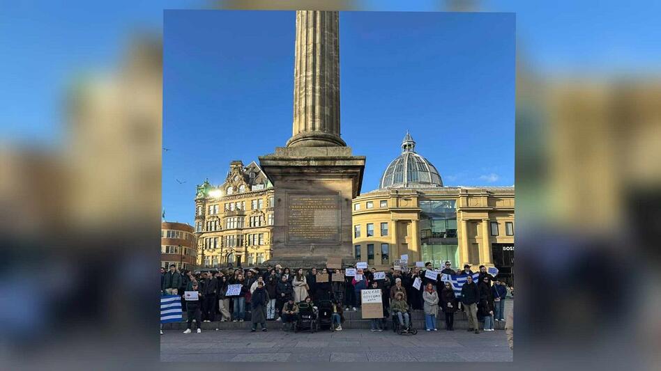 Τέμπη : Με πανό και συνθήματα διαμαρτυρήθηκαν Έλληνες φοιτητές στο Newcastle