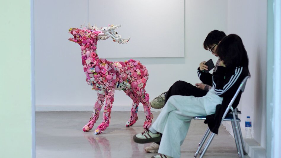 «Plastic Dinoland»: Έκθεση του Fuji Hiroshi στο Βιετνάμ