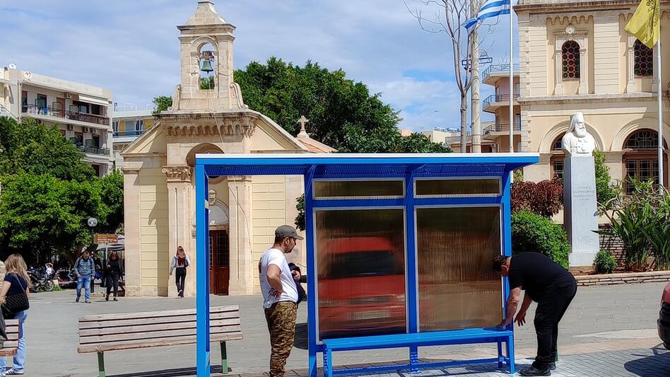 Ενστάσεις για το χρώμα της στάσης μπροστά στον Μητροπολιτικό Ναό
