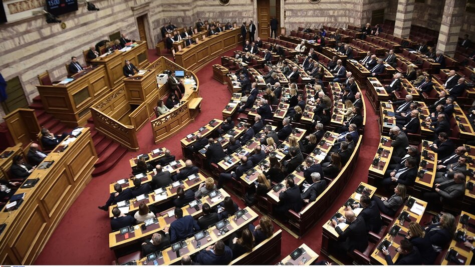 Οχυρωμένος πίσω από την κοινοβουλευτική πλειοψηφία ο Μητσοτάκης - Αρκεί η αριθμητική υπεροχή για να καλύψει τις ευθύνες; 