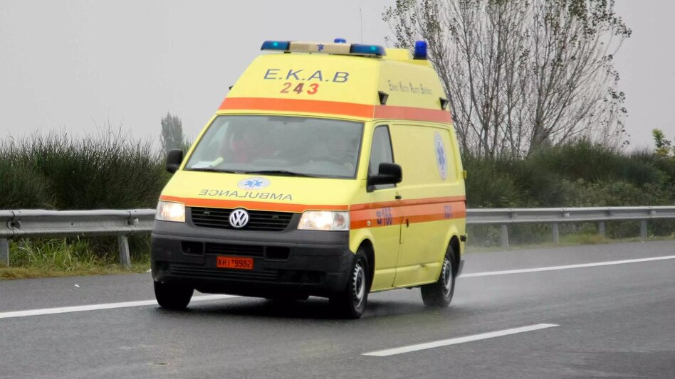 Ηράκλειο: Σφοδρή σύγκρουση μηχανής με αυτοκίνητο στην ενδοχώρα