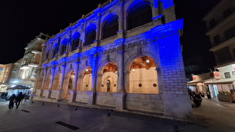 Με μπλε φωτισμό η Λότζια για την παγκόσμια ημέρα αυτισμού