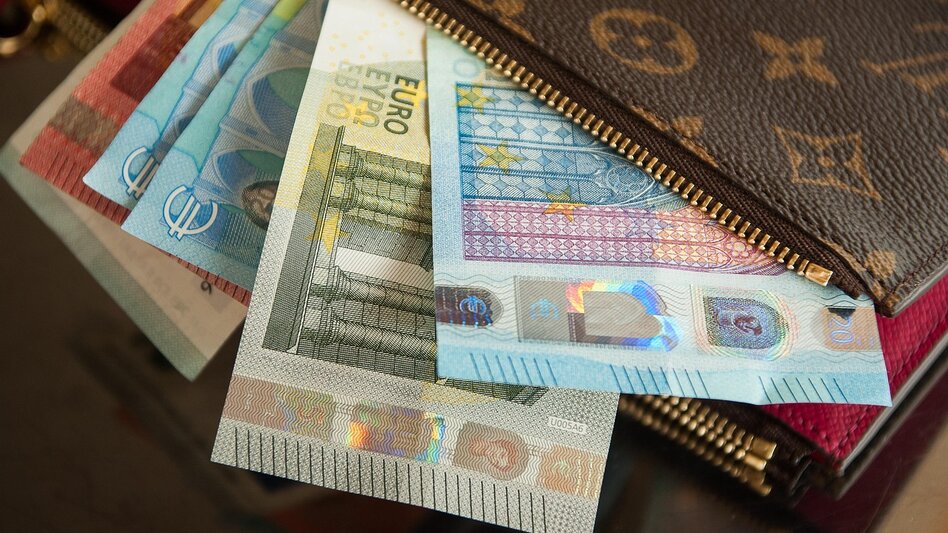 Την "έγδυσε" η οικιακή βοηθός, αρπάζοντας 10.000 €