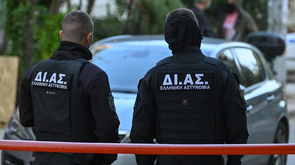 Τον έβαλαν στο μάτι όταν έκανε ανάληψη: Πως άρπαξαν 30.000 ευρώ από έναν άνδρα στην Πεύκη