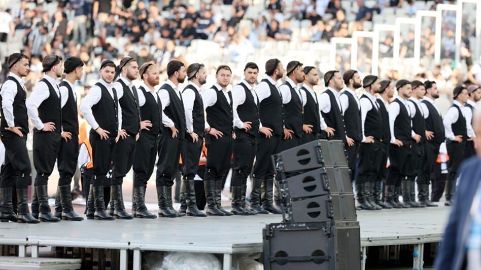Με κρητικά τραγούδια "πλημμύρισε" το ΟΑΚΑ λίγο πριν την σέντρα για τον τελικό Κυπέλλου