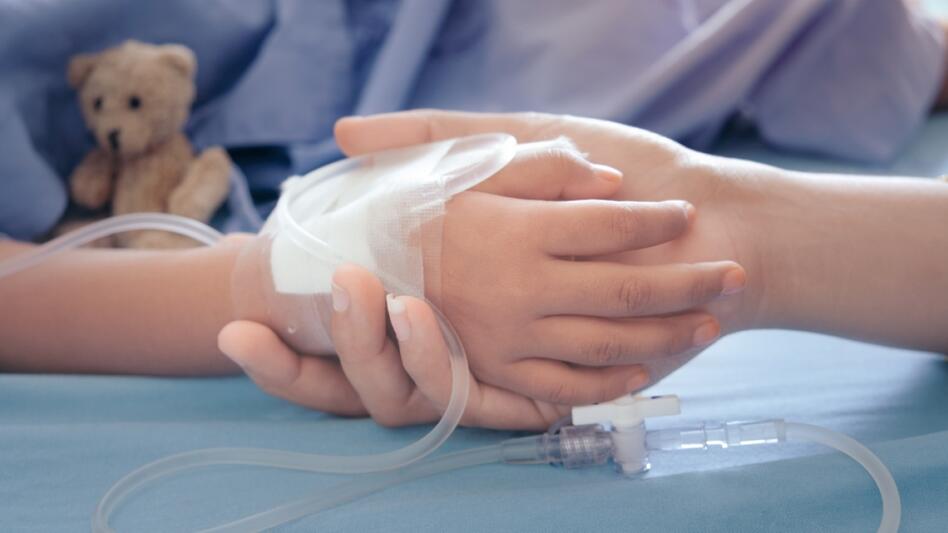 «Χάσαμε ένα υγιέστατο παιδί μέσα από τα χέρια μας» λέει ο πατέρας της 5χρονης που πέθανε από κεραυνοβόλο σηψαιμία