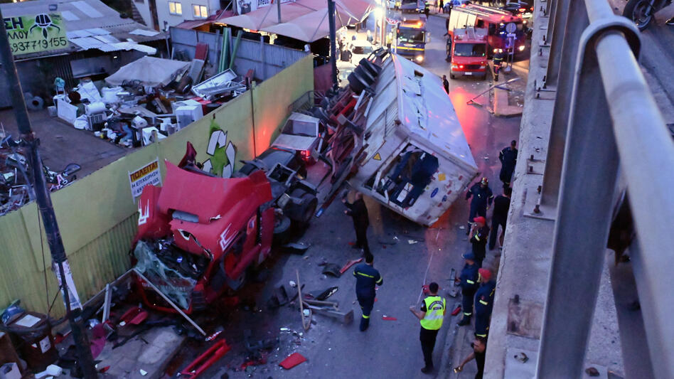 Πέτρου Ράλλη: Φωτογραφίες-σοκ από το φορτηγό που έπεσε από γέφυρα 