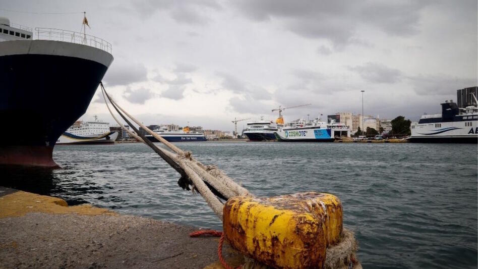Απαγορευτικό απόπλου από τον Πειραιά, λόγω θυελλωδών ανέμων 