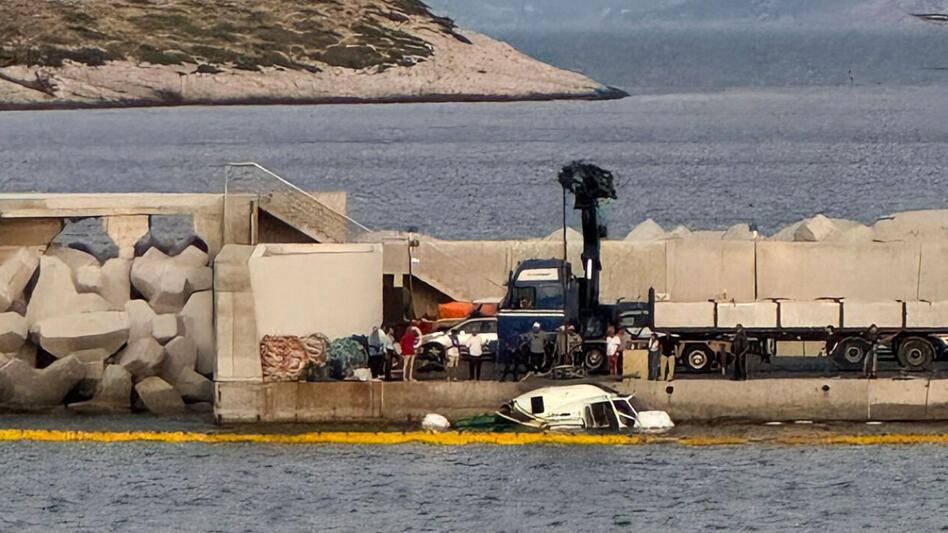 Έρευνα για τα αίτια της πτώσης του ελικοπτέρου στη Βουλιαγμένη - Έγκυος η μία από τις γυναίκες που έπεσε στη θάλασσα και σώθηκε