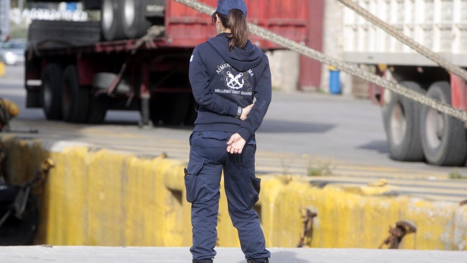 Ατύχημα στο Λιμάνι του Ηρακλείου - Στο ΠΑΓΝΗ 48χρονη μετά από πτώση τμήματος επιγραφής από τη θύρα κοντέινερ αποσκευών