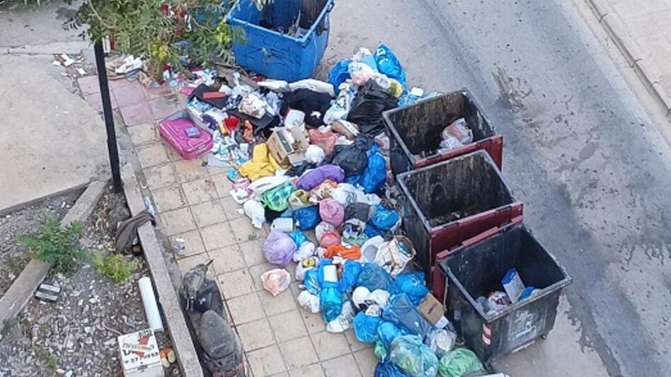 Μάζεψαν τους κάδους και άφησαν δεκάδες πεταμένες σακούλες με σκουπίδια!