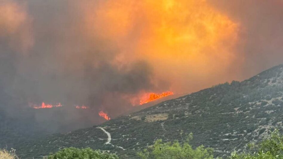 Πύρινος εφιάλτης στην Κύπρο: Δύο νεκροί και δεκάδες σπίτια στις φλόγες