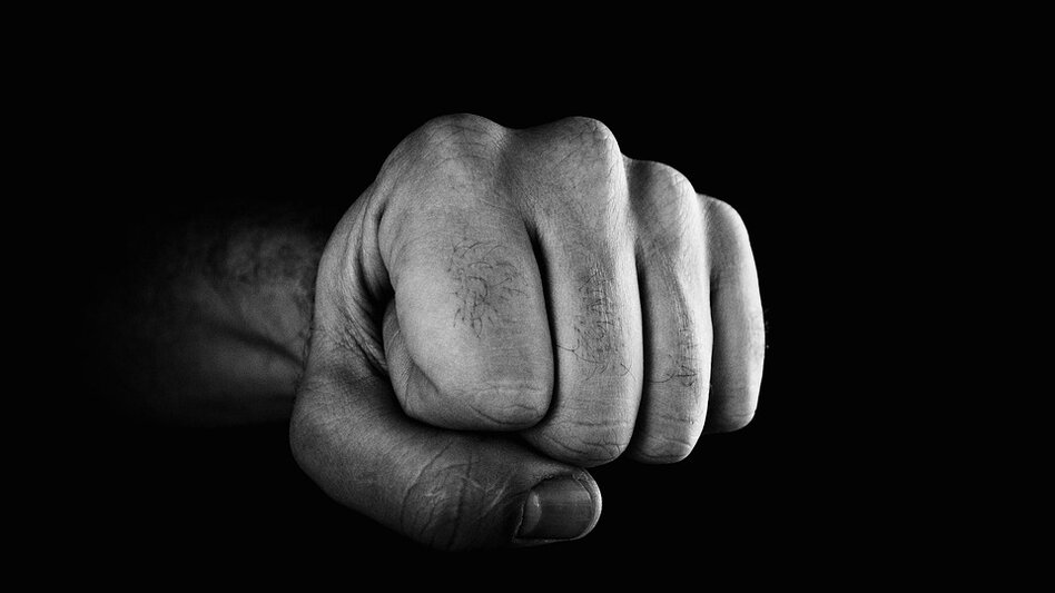 Άγρια συμπλοκή ανηλίκων για τα μάτια μιας κοπέλας – Τρεις τραυματίες