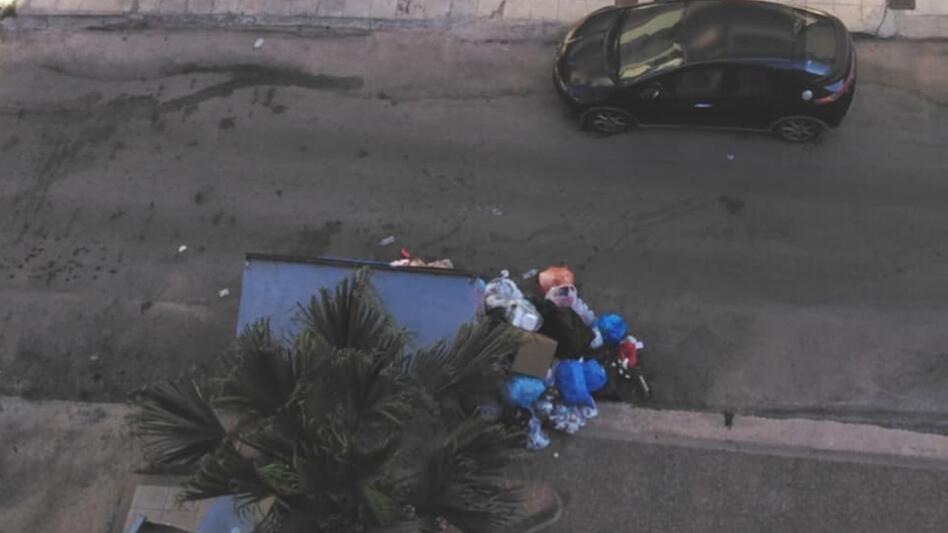 Λόφοι τα σκουπίδια, αλλά το απορριμματοφόρο δεν περνά λόγω... παρκαρισμένων αυτοκινήτων