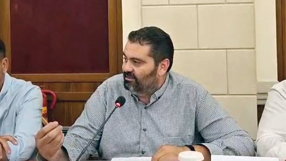 Πίσω στο γραφείο του ο Τζεδάκης μετά το τροχαίο! 
