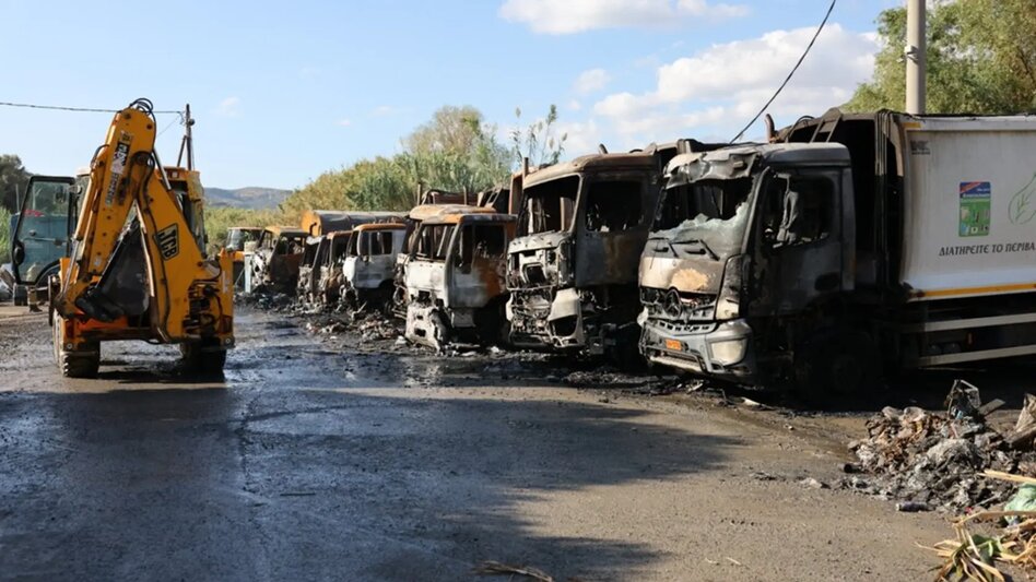 Εμπρησμός απορριμματοφόρων Μαλεβιζίου: Αθώος λόγω αμφιβολιών ο 46χρονος επιχειρηματίας για την ηθική αυτουργία
