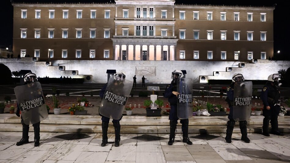 Αστυνομικές δυνάμεις μπροστά από το Μνημείο του Αγνώστου Στρατιώτη λόγω πορείας
